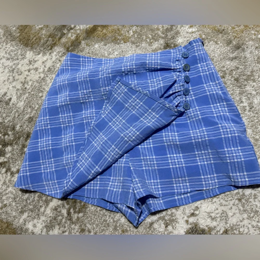 Forever 21 blue and white plaid button skort